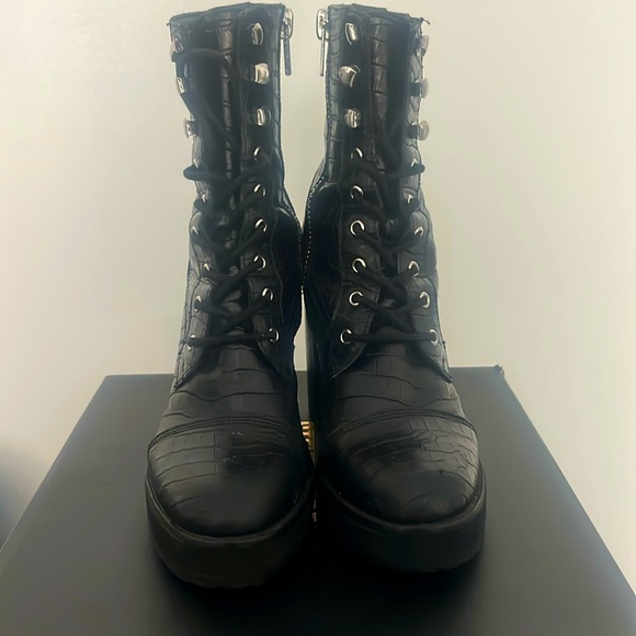 WINNIE HARLOW x STEVE MADDEN BLACK CROC BOOTIES - Picture 3 of 5